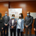 Mª del Rosario Sáez Yuguero, rectora de la Universidad Católica de Ávila; José Francisco Hernández Herrero, Delegado Territorial de la Junta de Castilla y León; Diego Vergara, prototipo Retardadora de rotura catastrófica en materiales metálicos; Mª Carmen Rodríguez, prototipo Compartimento para ubicar paraguas no plegables en el vehículo, presentan los proyectos galardonados