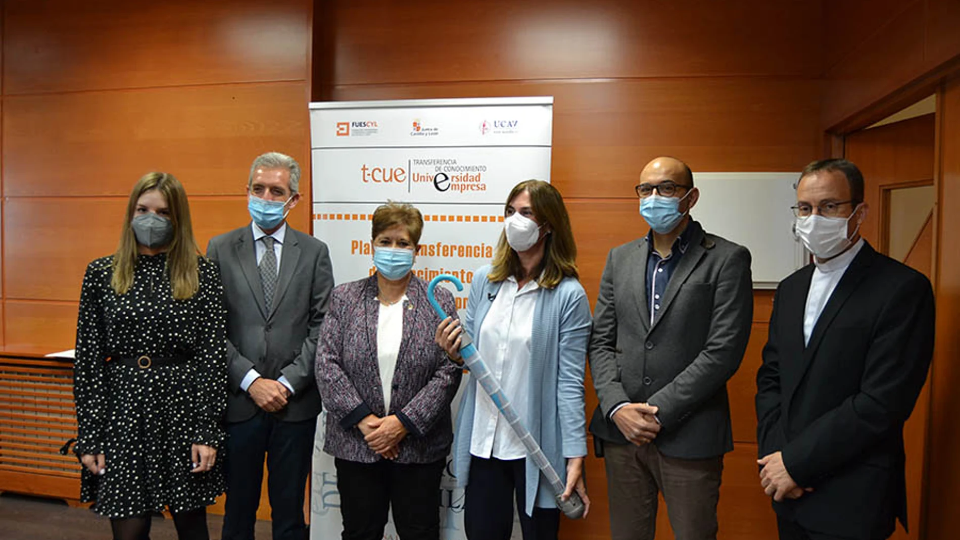 Mª del Rosario Sáez Yuguero, rectora de la Universidad Católica de Ávila; José Francisco Hernández Herrero, Delegado Territorial de la Junta de Castilla y León; Diego Vergara, prototipo Retardadora de rotura catastrófica en materiales metálicos; Mª Carmen Rodríguez, prototipo Compartimento para ubicar paraguas no plegables en el vehículo, presentan los proyectos galardonados
