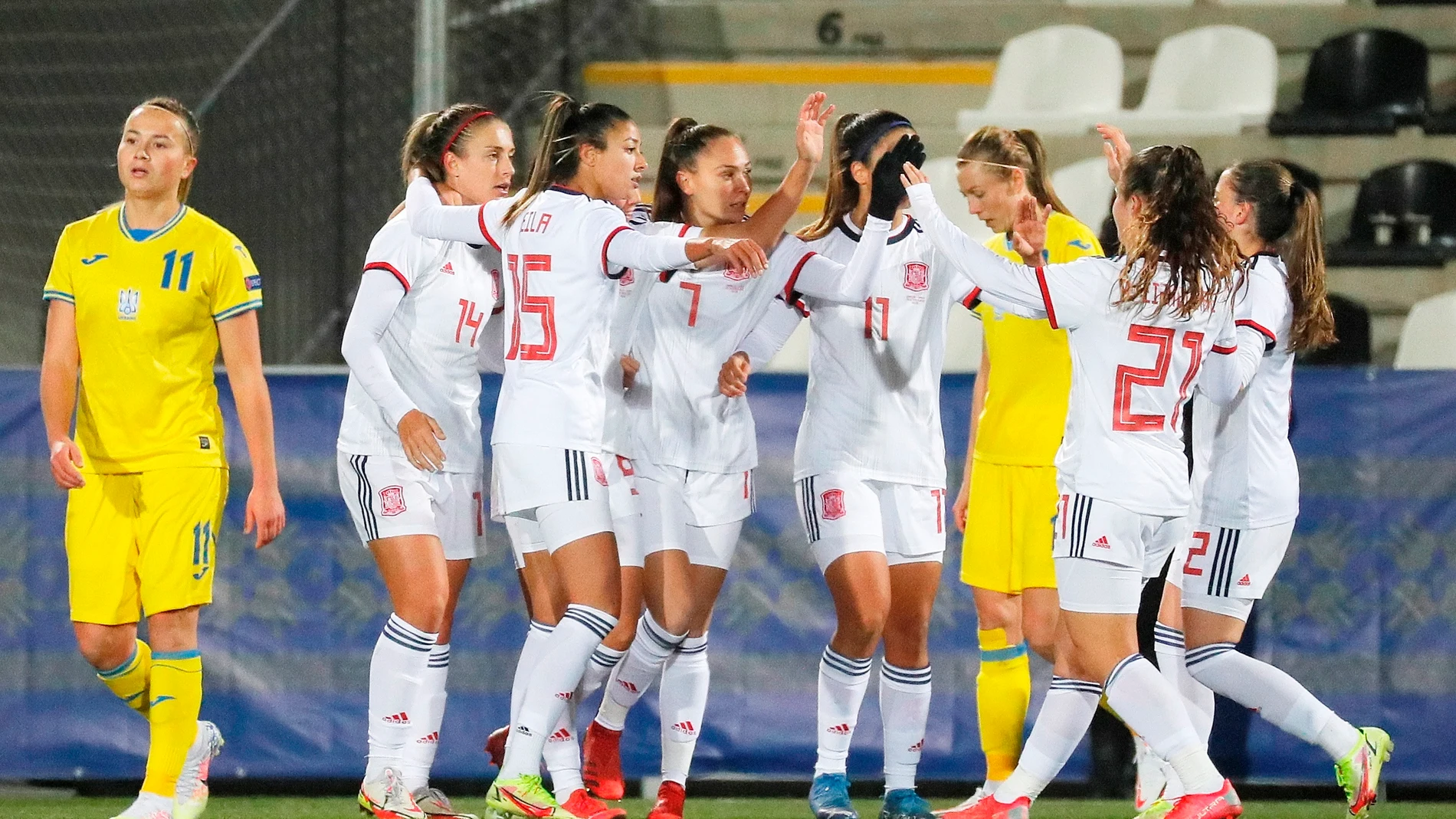 Las jugadoras españolas celebran un gol contra Ucrania