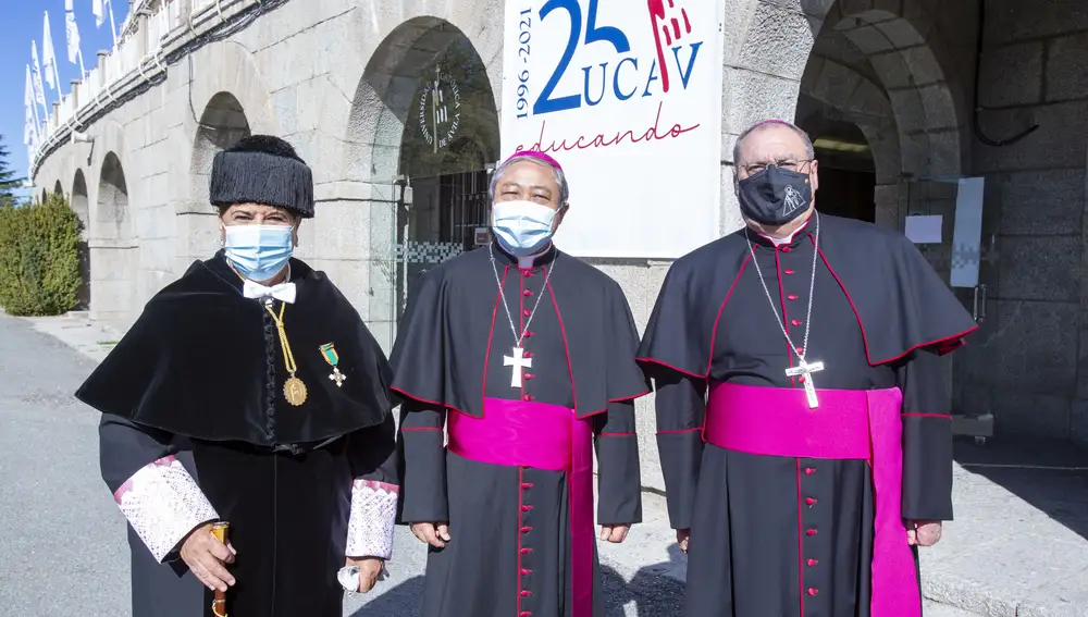 La Universidad Católica de Ávila (UCAV) celebra el acto académico de inauguración del curso 2021/22. La rectora de la UCAV, María del Rosario Sáez Yuguero, y el nuncio apostólico en España, Bernardito Cleopas Auza