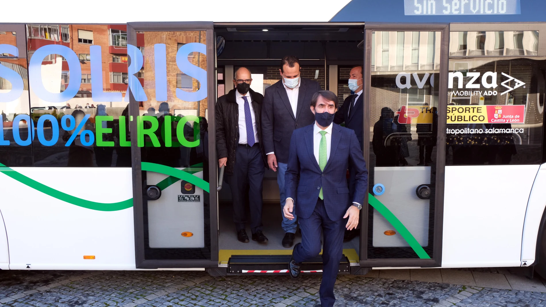 El consejero de Fomento y Medio Ambiente, Juan Carlos Suárez-Quiñones, participa en la presentación del primer autobús eléctrico Avanza para una ruta metropolitana en Castilla y León