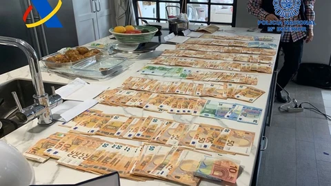 Parte del dinero intervenido en el registro