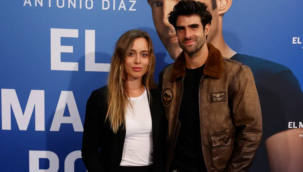 Paula Badosa y Juan Betancourt posan juntos en el photocall de el Mago Pop en Madrid