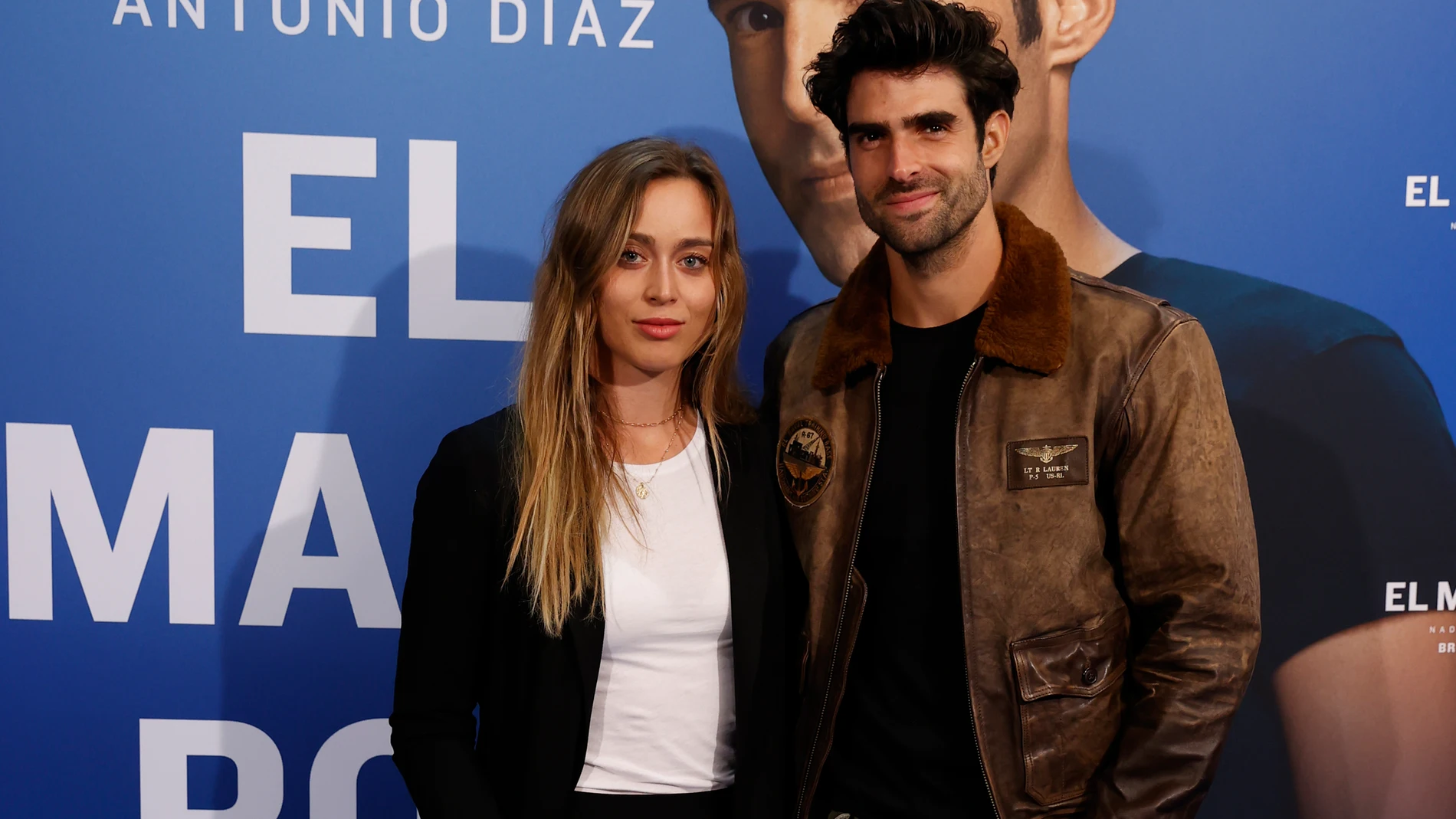 Paula Badosa y Juan Betancourt posan juntos en el photocall de el Mago Pop en Madrid