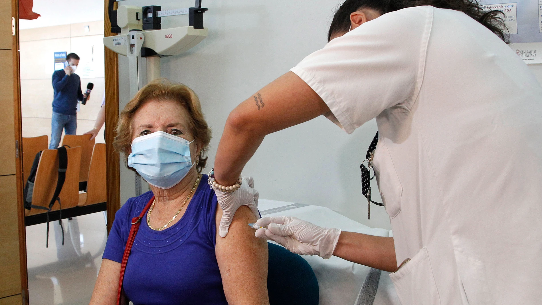 La Comunitat Valenciana ha empezado a administrar este miércoles la doble vacunación: la dosis de refuerzo de la covid-19 a los mayores de 70 años y la vacuna de la gripe, que la Conselleria de Sanidad pretende que abarque este año al 75 % de la población valenciana mayor de 65.