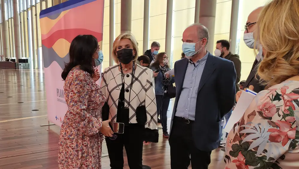 La consejera de Sanidad, Verónica Casado, (segunda por la izquierda) momentos antes de participar en la jornada de presentación del Plan Persona.EUOPA PRESS27/10/2021