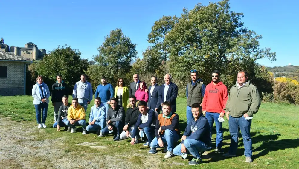 El consejero Jesús Julio Carnero junto a los participantes en la jornada