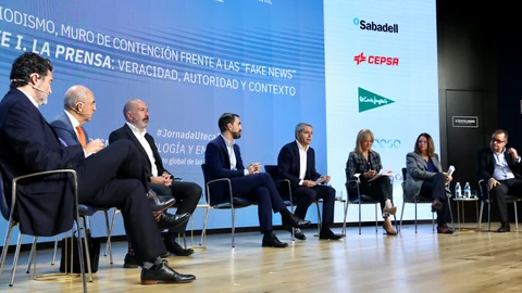 Vicente Vallés, en el centro, moderó la mesa que aglutinó a los directores de siete medios de comunicación para hablar de las fake news