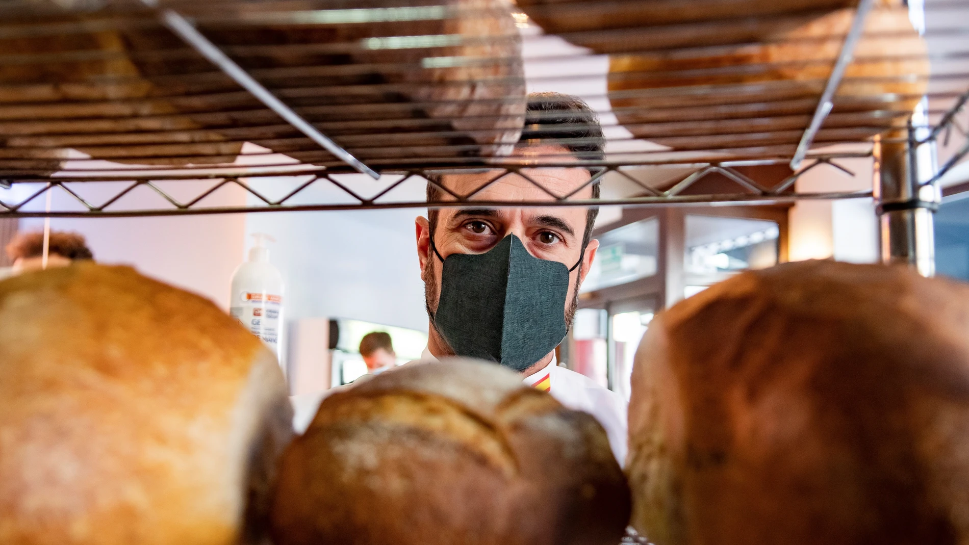Domi Vélez muestra alguno de los panes que fabrican en su panadería de la calle Suecia, en la localidad sevillana de Lebrija