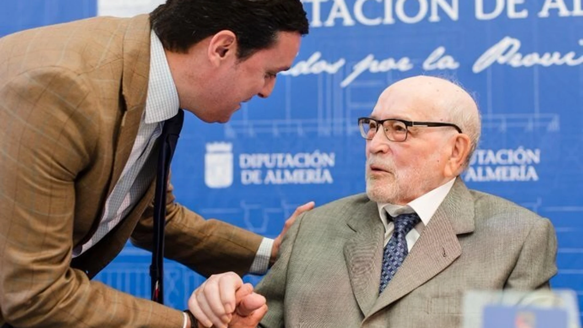 El presidente de la Diputación, Javier Aureliano García, con Julio Visconti en un reciente homenaje