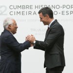 El primer ministro de Portugal, Antonio Costa y el presidente del Gobierno, Pedro Sánchez (d), comparecen en rueda de prensa, en la XXXI Cumbre Hispano-Portuguesa, a 28 de octubre de 2021, en Trujillo