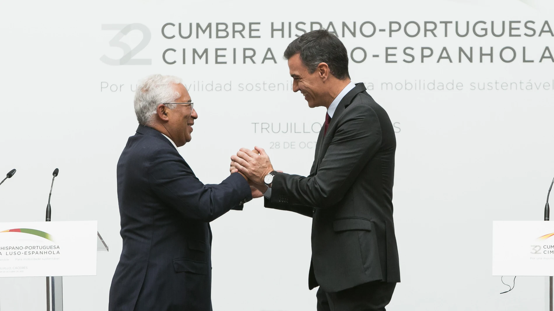 El primer ministro de Portugal, Antonio Costa y el presidente del Gobierno, Pedro Sánchez (d), comparecen en rueda de prensa, en la XXXI Cumbre Hispano-Portuguesa, a 28 de octubre de 2021, en Trujillo