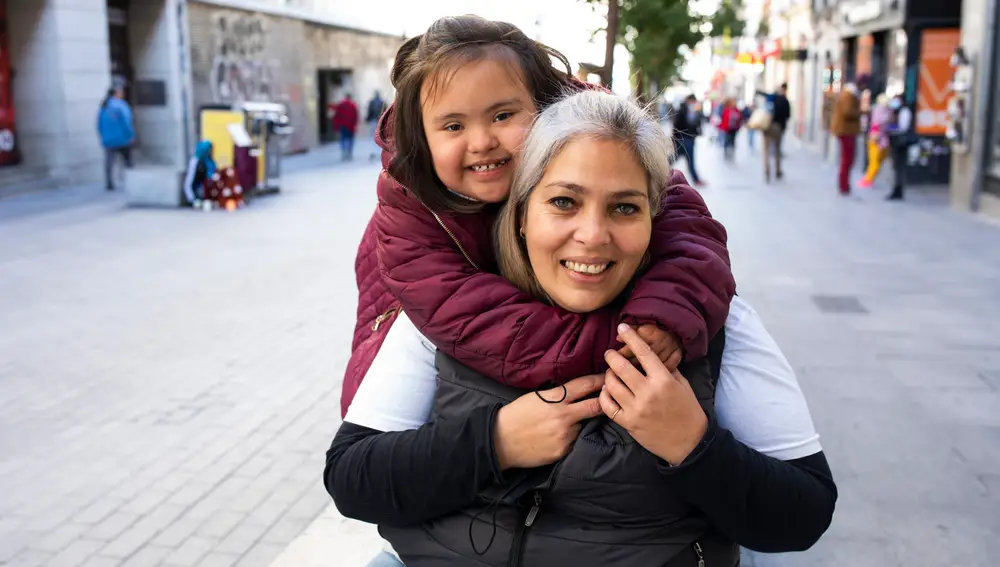 Dubraska y su hija María Esperanza llegaron a España porque en Venezuela le negaron la operación de corazón que precisaba la niña