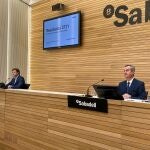 El ceo de Banco Sabadell, César González-Bueno, y el director financiero de la entidad, Leopoldo Alvear, en la rueda de prensa de hoy
