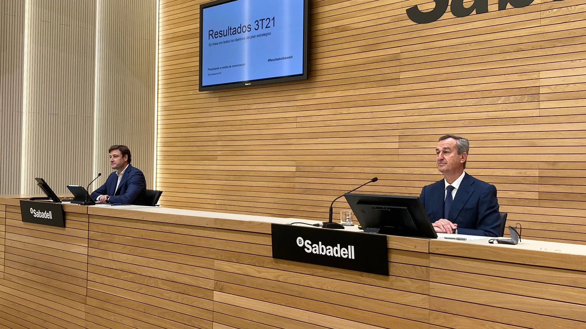 El ceo de Banco Sabadell, César González-Bueno, y el director financiero de la entidad, Leopoldo Alvear, en la rueda de prensa de hoy