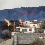 Lava que avanza por Puerto Naos, a 27 de octubre de 2021, en Puerto Naos, La Palma | Fuente: Europa Press