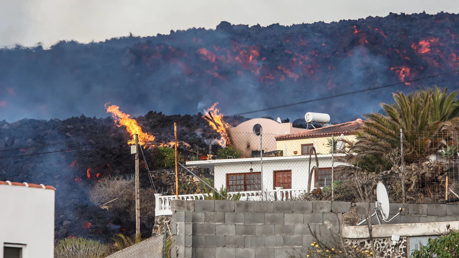 Lava que avanza por Puerto Naos, a 27 de octubre de 2021, en Puerto Naos, La Palma | Fuente: Europa Press