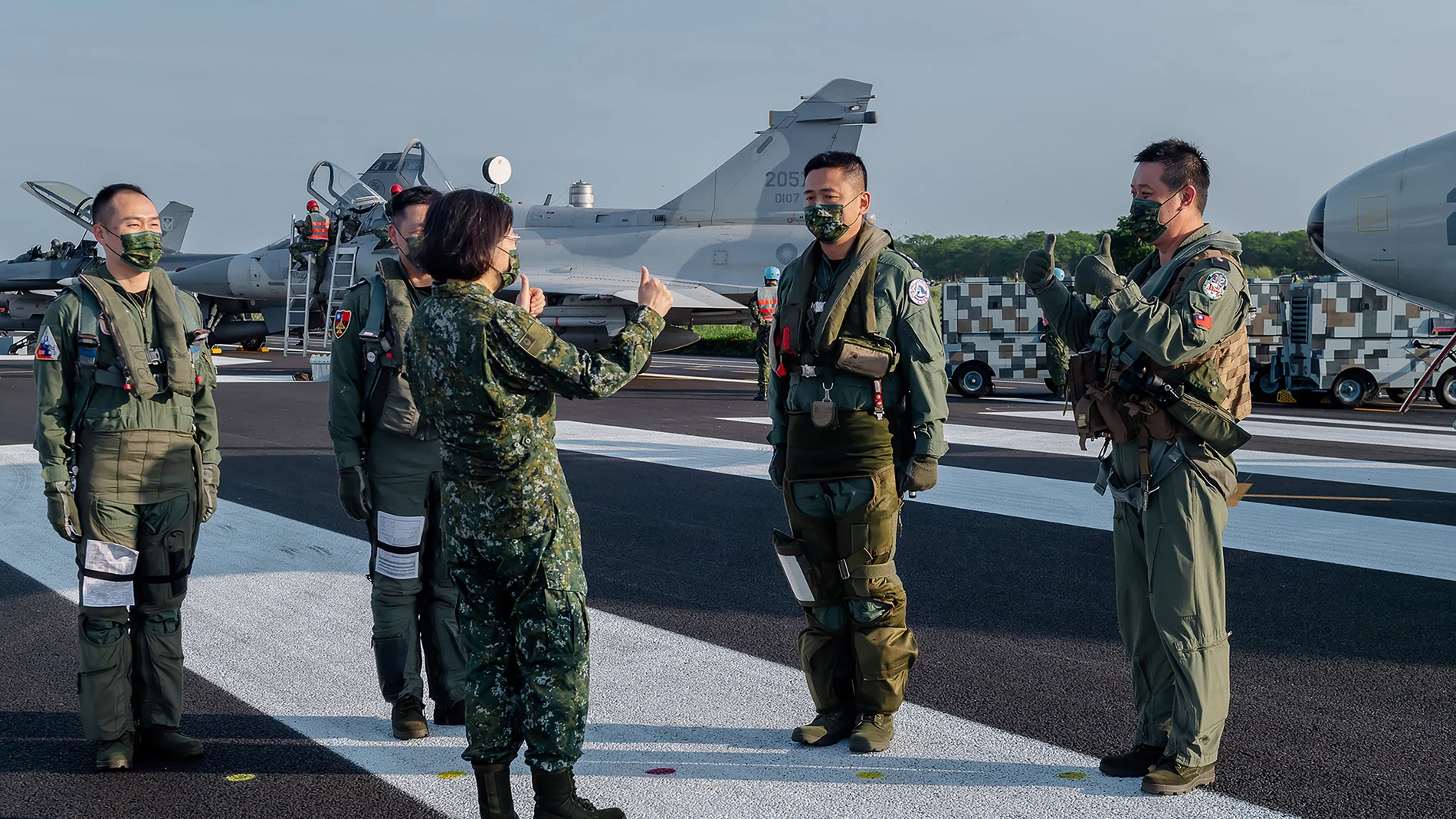 La presidenta de Taiwán, Tsai Ing-wen, con personal militar en una foto de archivo