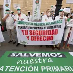 Médicos y pediatras de toda Andalucía durante la concentración realizada ante la sede central de Servicio Andaluz de Salud (SAS),
