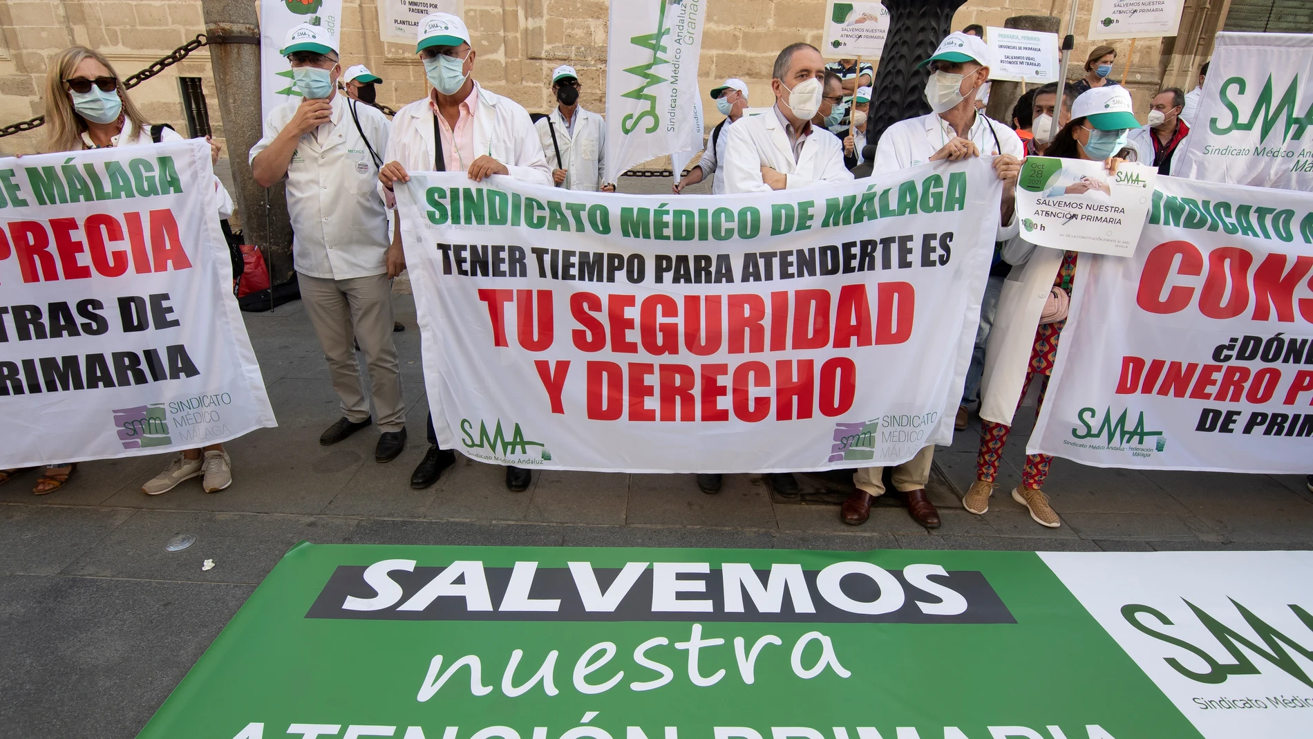 Médicos y pediatras de toda Andalucía durante la concentración realizada ante la sede central de Servicio Andaluz de Salud (SAS),