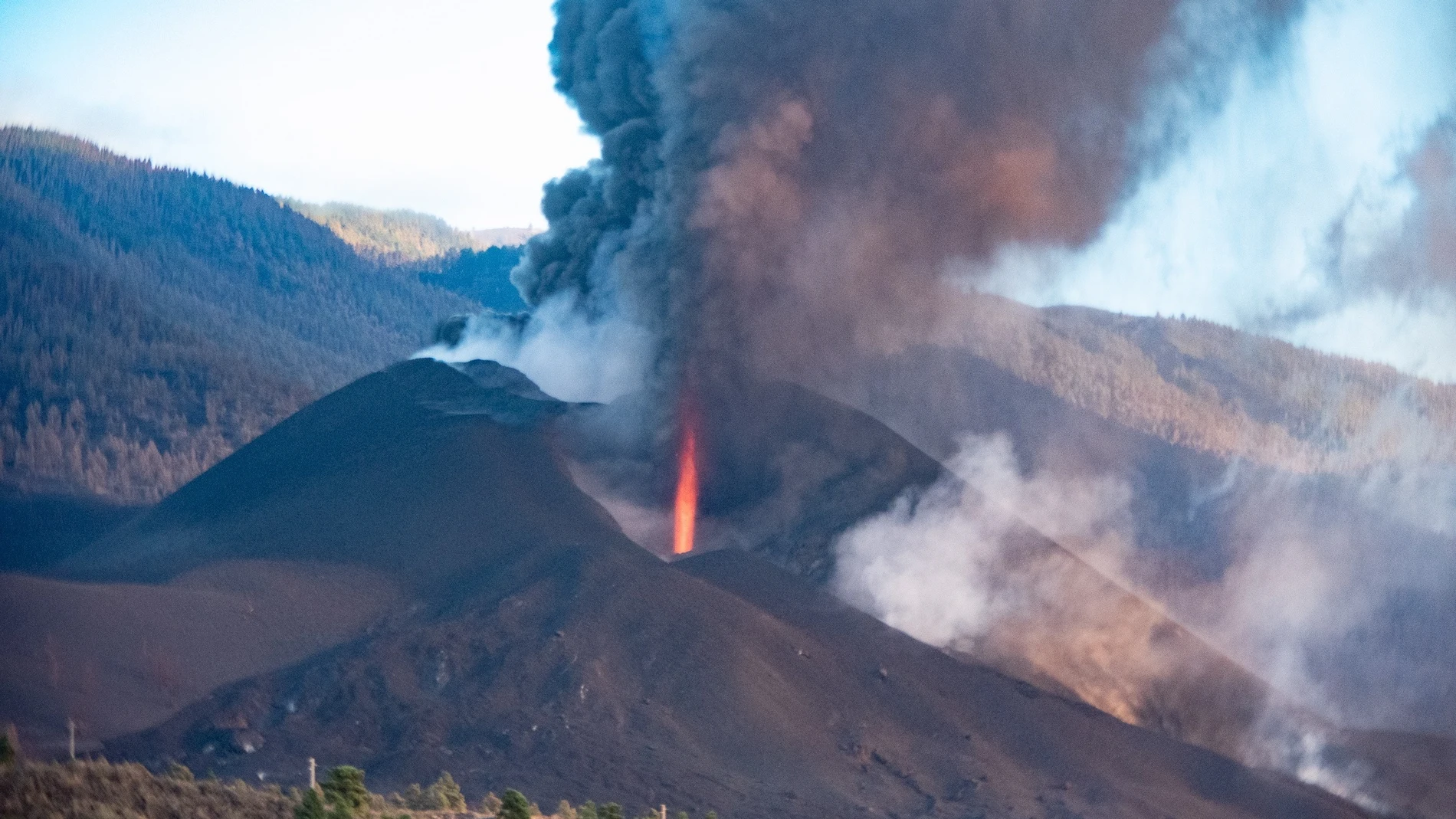 Los equipos de emergencia siguen pendientes del movimiento de las múltiples coladas que ha ido formando el volcán