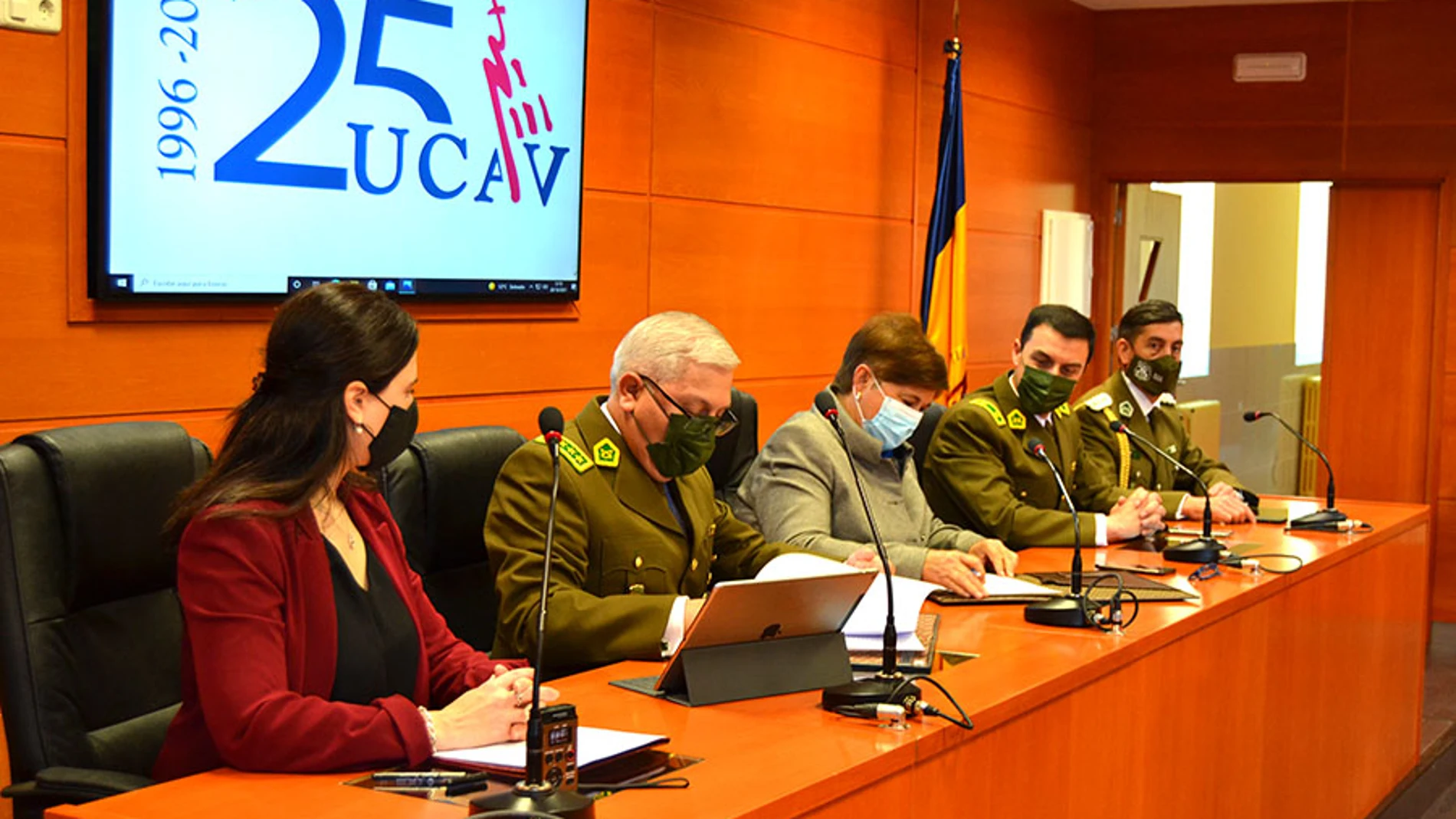 La rectora de la Universidad Católica de Ávila, María del Rosario Sáez Yuguero, suscribe el convenio de colaboración con el general Director de Carabineros de Chile, Ricardo Alex Yáñez Reveco