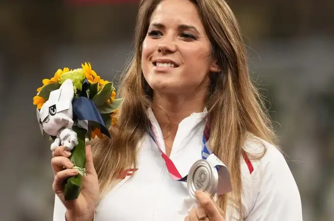 Maria Andrejczyk subasta su medalla olímpica para operar a un bebé de 8 meses