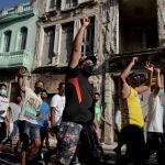 La gente grita consignas contra el gobierno durante una protesta en contra y en apoyo del gobierno, en medio del brote de la enfermedad coronavirus (COVID-19), en La Habana, Cuba, el 11 de julio de 2021.