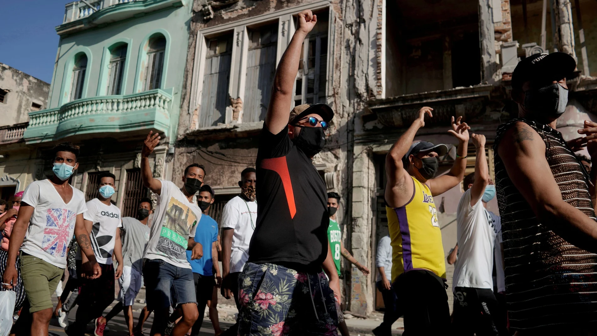 La gente grita consignas contra el gobierno durante una protesta en contra y en apoyo del gobierno, en medio del brote de la enfermedad coronavirus (COVID-19), en La Habana, Cuba, el 11 de julio de 2021.