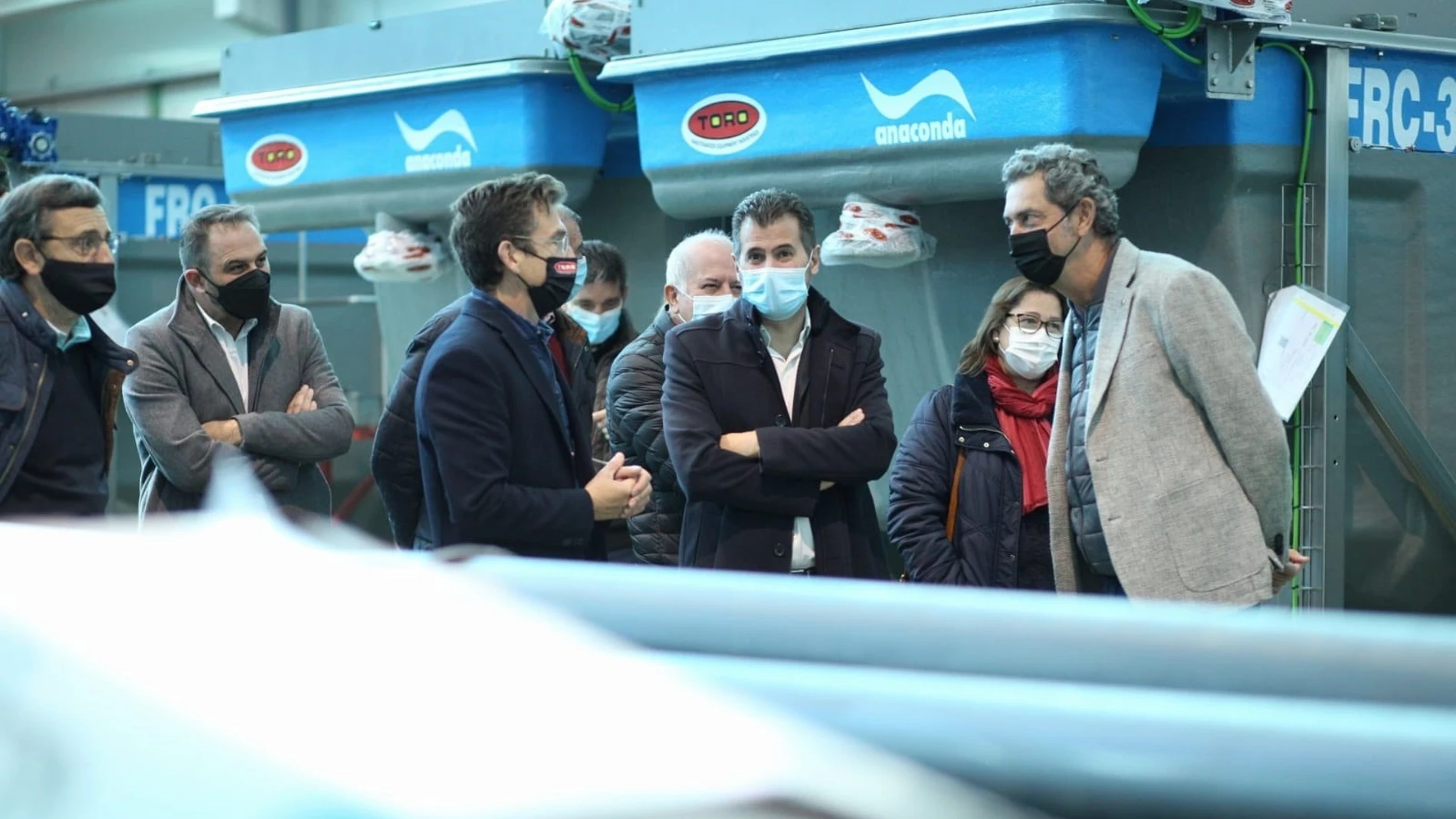 El secretario general del PSOE de Castilla y León, Luis Tudanca, durante su visita a Toro Equipment en Villavaquerín (Valladolid