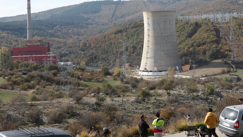 Derribo de la torre de refrigeración de la central térmica de Velilla del río Carrión (Palencia)