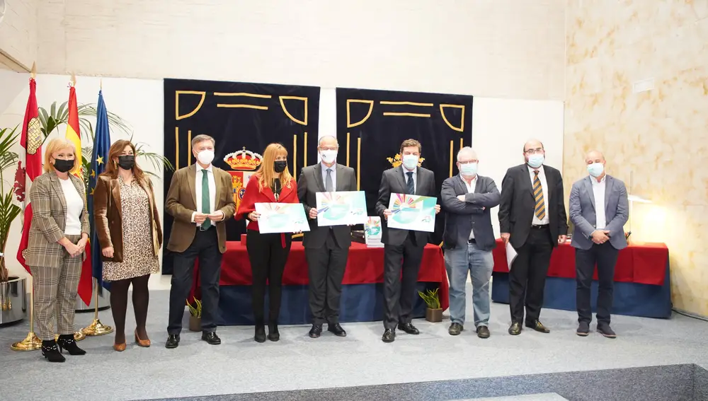 El consejero Carlos Fernández Carriedo, junto al presidente de las Cortes, Luis Fuentes, y los portavoces de los grupos