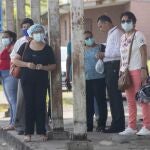 AME3092. MANAGUA (NICARAGUA), 29/10/2021.- Personas con y sin tapabocas esperan hoy para tomar el autobús en Managua (Nicaragua). Nicaragua se encuentra a un poco más de una semana de las elecciones generales en medio de la pandemia por la covid-19, una enfermedad que ha generado debate por el contraste entre las cifras oficiales y la de médicos independientes, y por una vacunación a cuenta gotas que ha llevado a miles de nicaragüenses a cruzar la frontera, principalmente a la vecina Honduras, en busca de la inyección. EFE/Jorge Torres