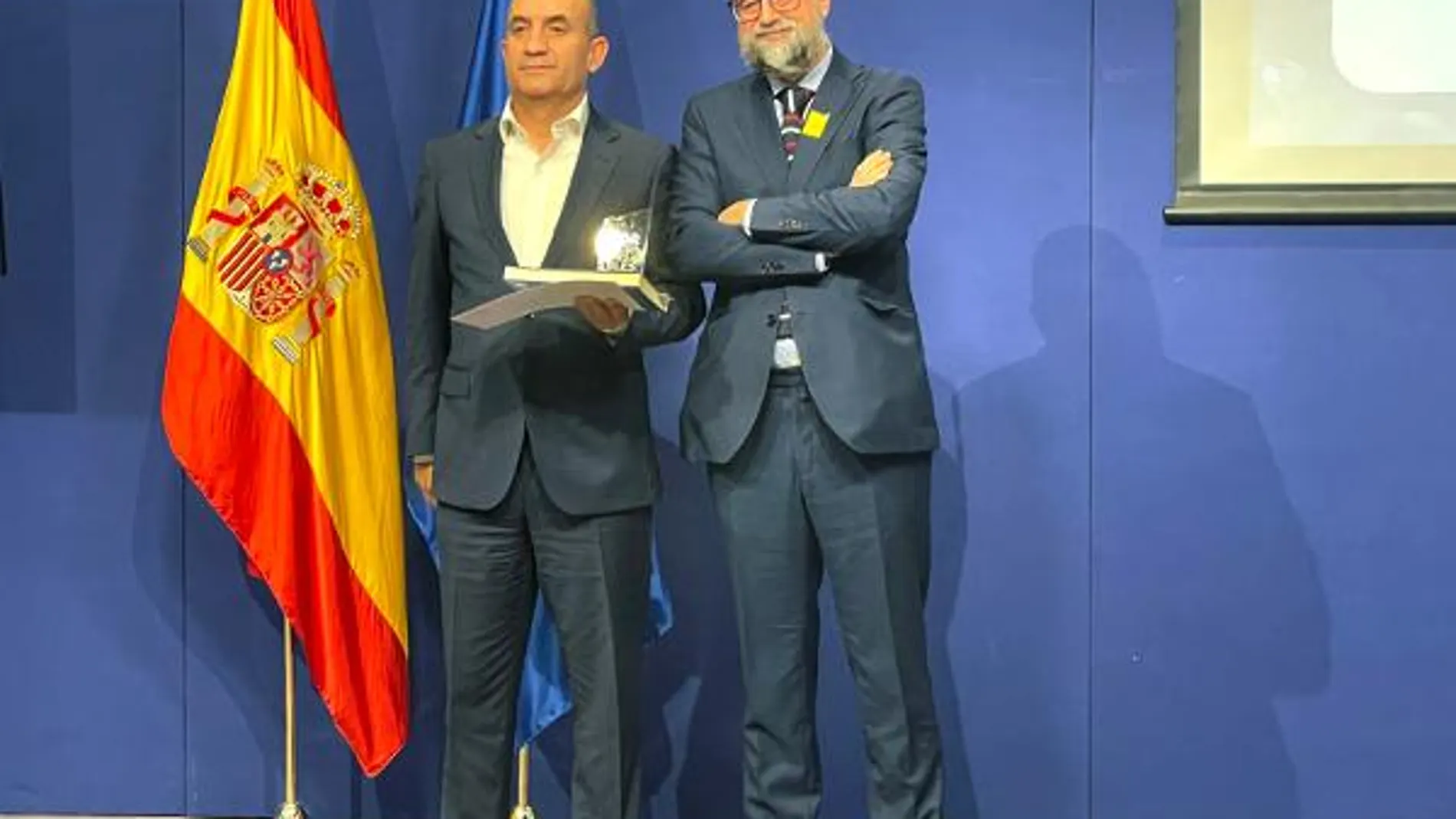 XII Edición de los Premios Corresponsables Iberoamérica 2021. Juan Royo, de CulturaRSC.com, ha entregado el Premio a Juan Pablo Merino, director de Comunicación y RSC de Aqualia