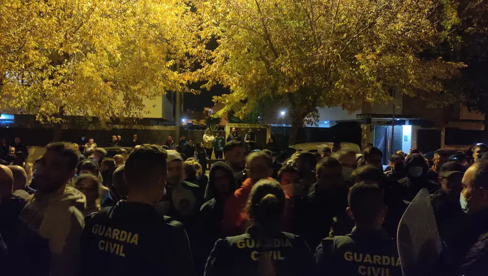 Alrededor de 200 personas se concentraron a las puertas de la casa del presunto asesino