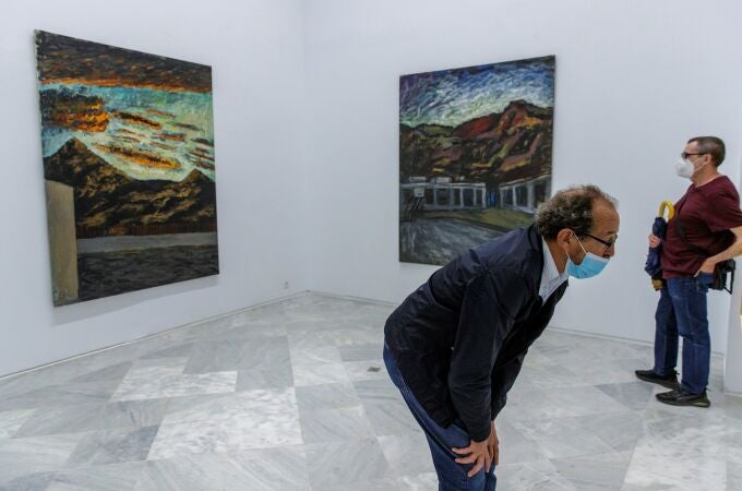 Visitantes examinando arte.