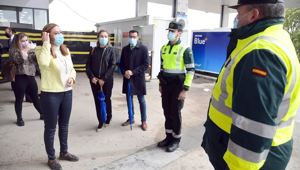La delegada del Gobierno en Castilla y León, Virginia Barcones, la coordinadora de la DGT, Inmaculada Matías, y el jefe del Sector de Tráfico-ATGC, Francisco Iturralde, presentan la operación especial de tráfico del puente de Todos los Santos en la Comunidad