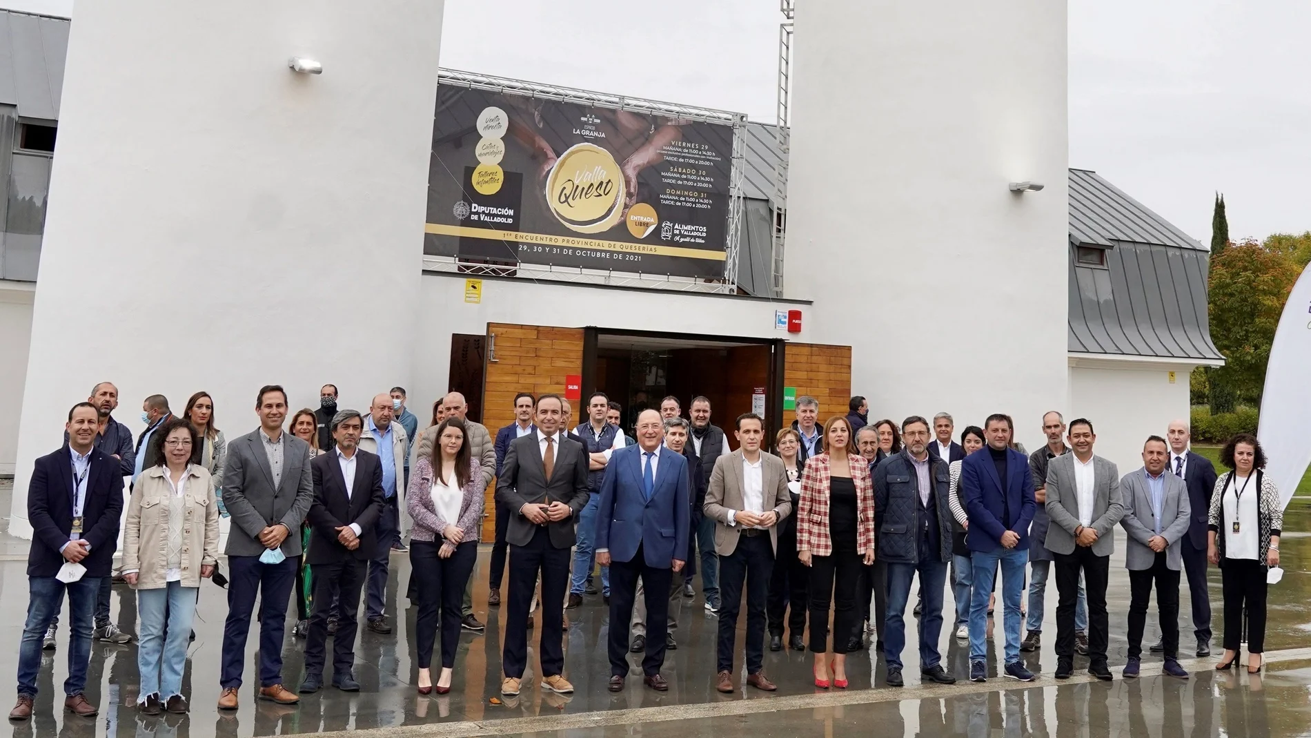 Foto de familia de los participantes en el primer encuentro "Vallaqueso" con el presidente de la Diputación de Valladolid, Conrado Íscar, y el bodeguero Carlos Moro