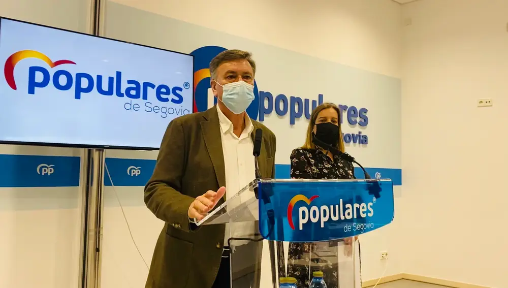 El secretario general del PP de Castilla y León, Francisco Vázquez, valora, junto a la procuradora por Segovia, Mª Ángeles García, los presupuestos autonómicos para 2022