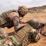 Un militar español adiestra a un soldado maliense en la misión de entrenamiento de la UE en Mali