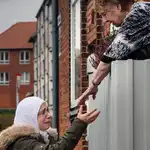 La imagen de una refugiada siria a la que han obligado a dejar su casa de la ciudad de Ringsted para ser trasladada a uno de estos centros de deportación ha conmocionado al mundo