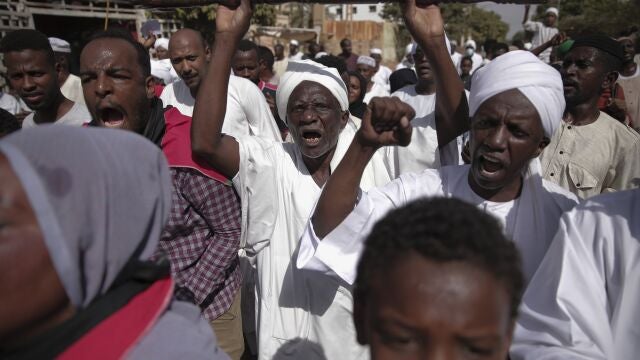 Manifestantes protestan en Jartum contra el golpe militar