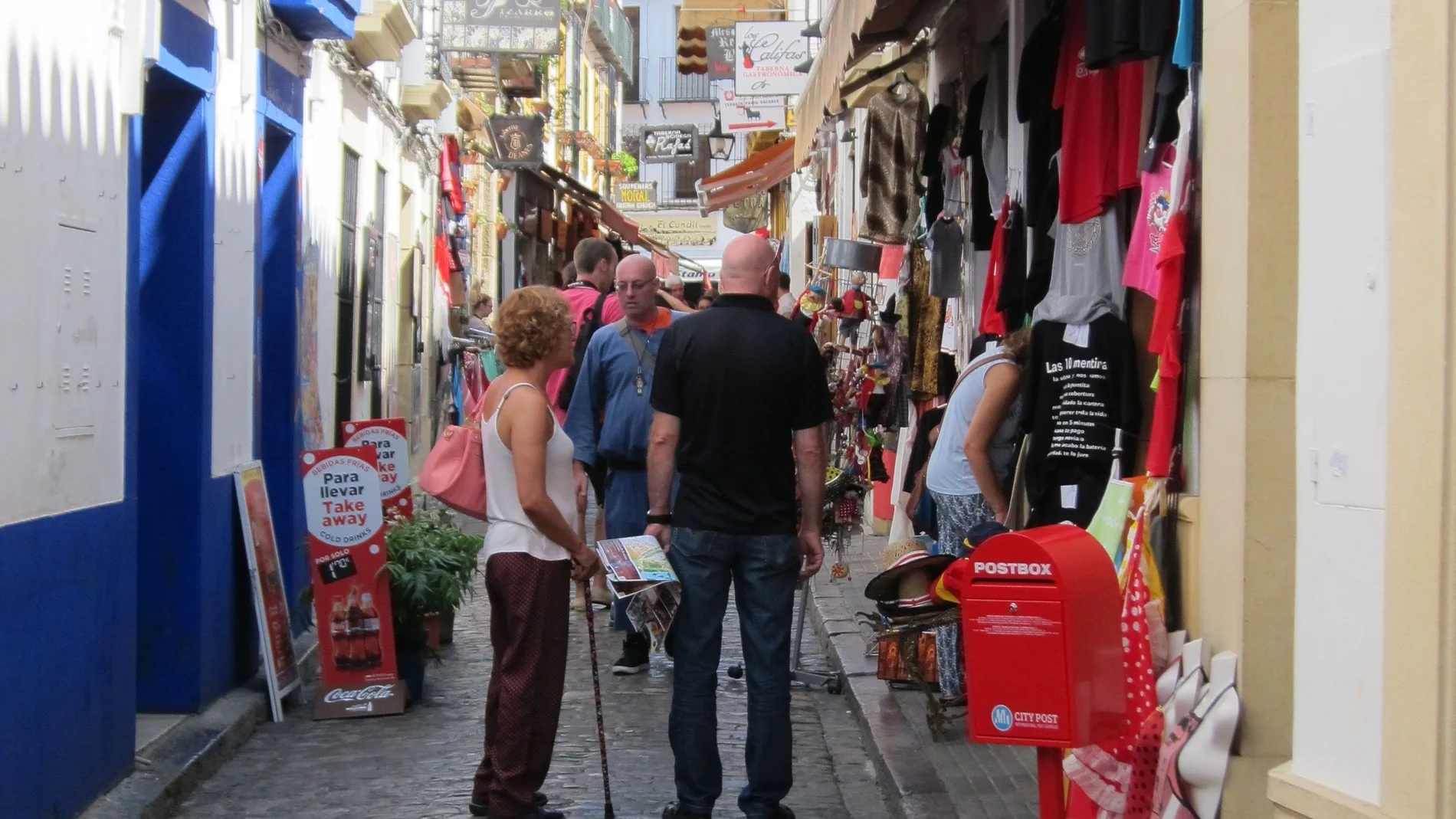 Turistas junto a tiendas de souvenirs en el caso histórico de Córdoba