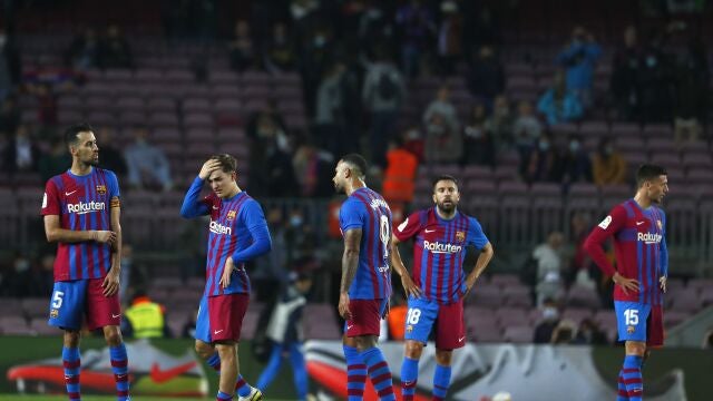 Los jugadores del Barcelona se lamentan tras el tanto del empate del Alavés