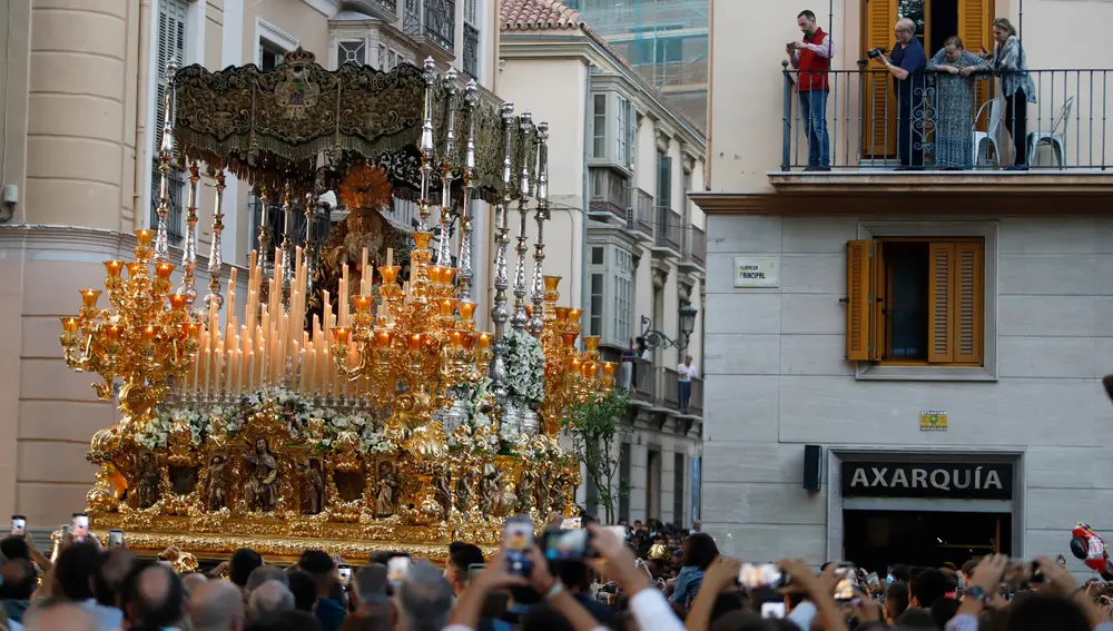 Cientos de personas disfrutan de la salida procesional de María Santísima de la Esperanza, durante la procesión Magna que se está celebrando con motivo del centenario de la Agrupación de Cofradías