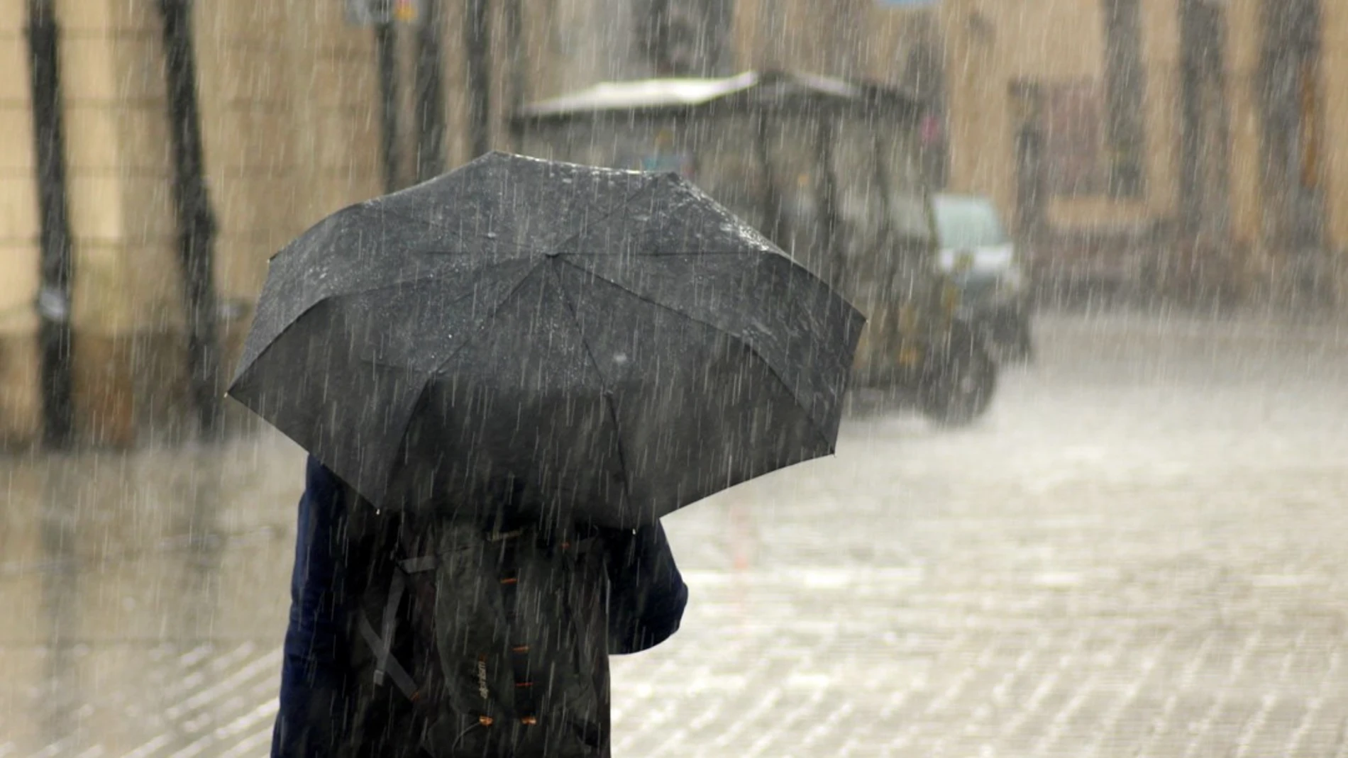 Persona con paraguas bajo la lluvia