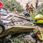 Un coche en el que viajaban dos amigos de unos 18 años por una carretera de montaña del interior de la provincia de Alicante fue localizado ayer sábado 20 horas después de precipitarse por un barranco de unos 60 metros