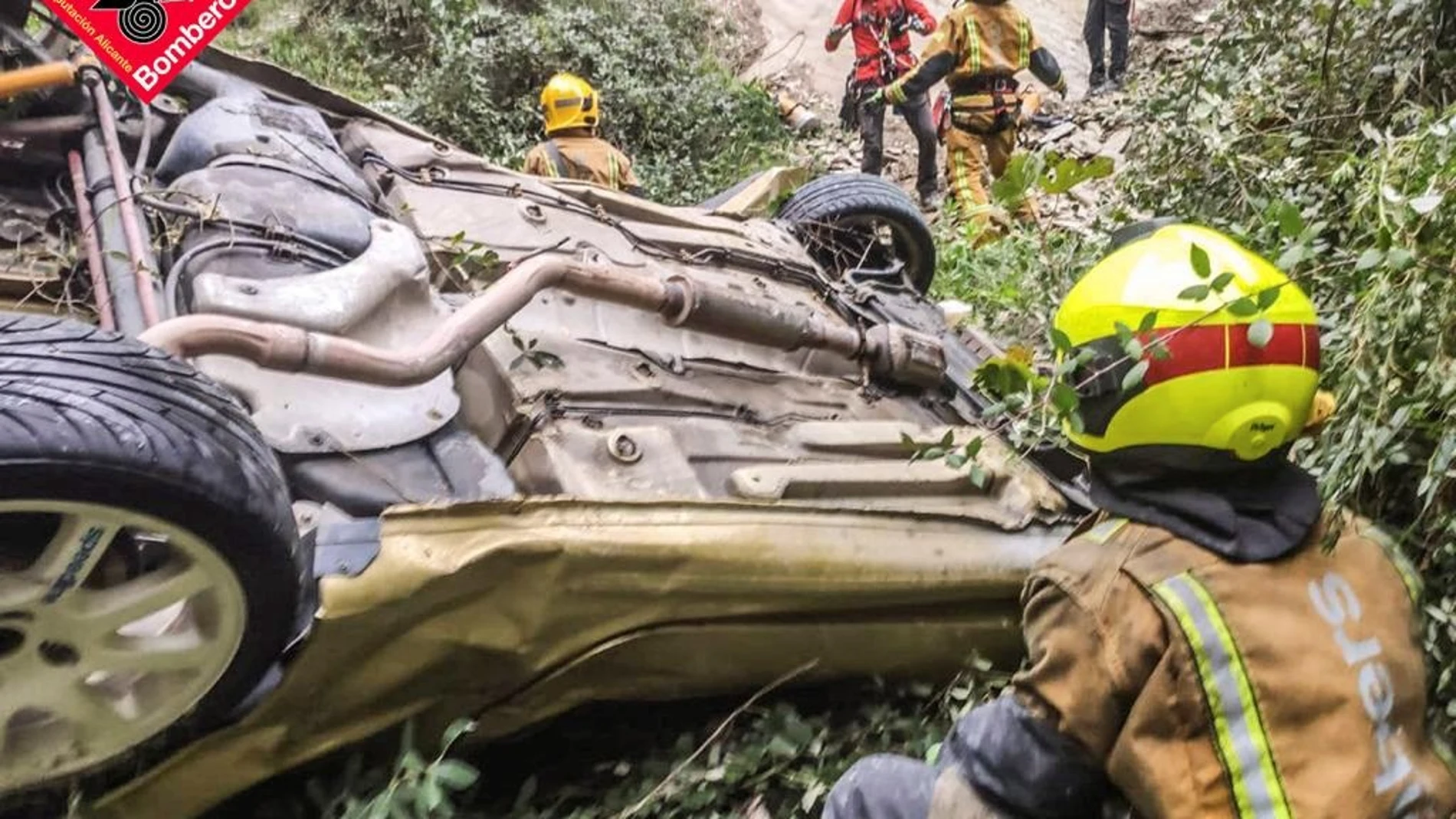 Un coche en el que viajaban dos amigos de unos 18 años por una carretera de montaña del interior de la provincia de Alicante fue localizado ayer sábado 20 horas después de precipitarse por un barranco de unos 60 metros