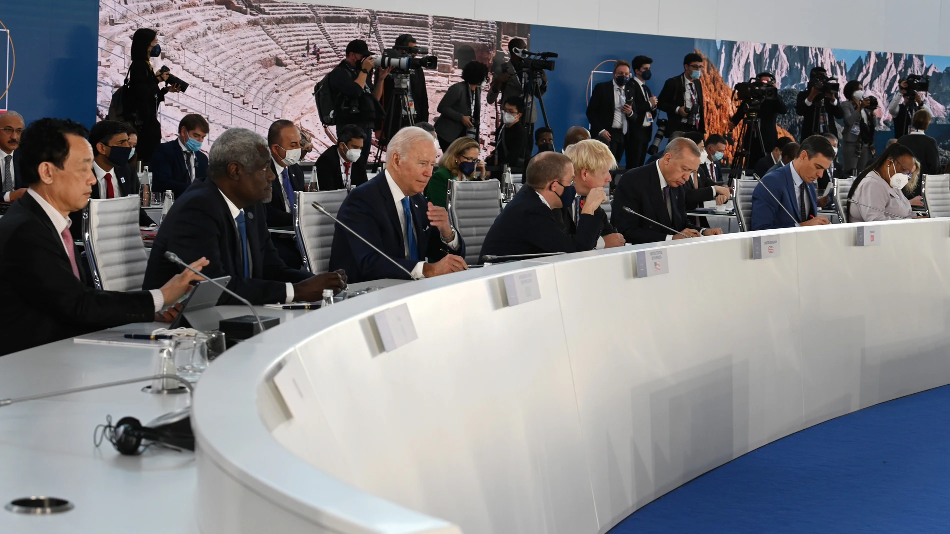 El presidente de Estados Unidos, Joe Biden (3i); el primer ministro británico, Boris Johnson (4d); el presidente de Turquía, Recep Tayyip Erdogan (3d), y el presidente del Gobierno de España, Pedro Sánchez (2d), durante la cumbre del G20