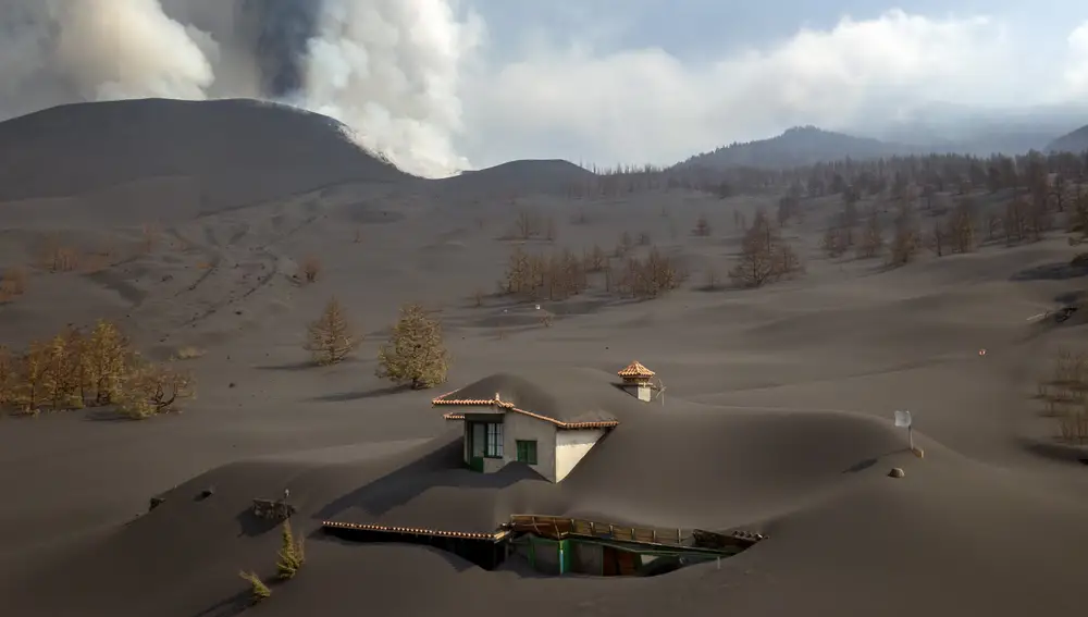 Una casa cubierta de ceniza del volcán